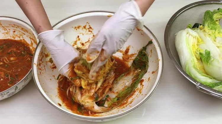 pon el repollo y vierte la salsa