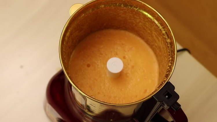 pasamos fruta por una licuadora