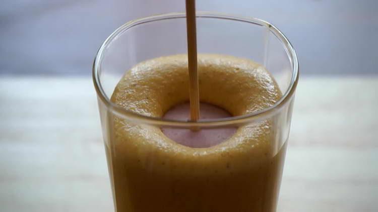 Tauchen Sie die Würste in den Teig