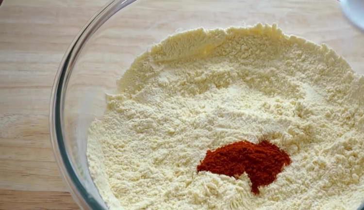 Paparik zum Mehl geben