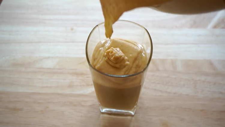 Den Teig in ein Glas gießen