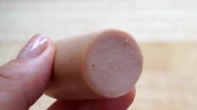 Würstchen schneiden