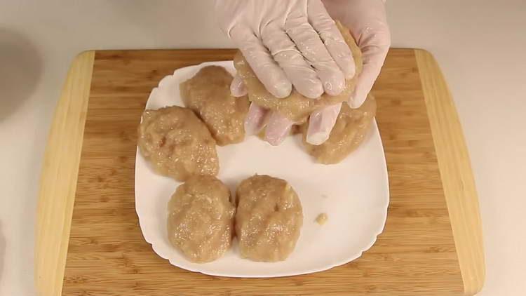 сложете сиренето в средата на котлети