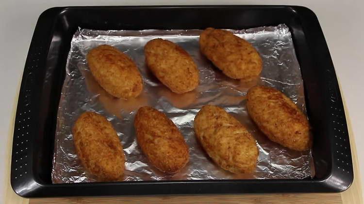 сложете баничките върху лист за печене