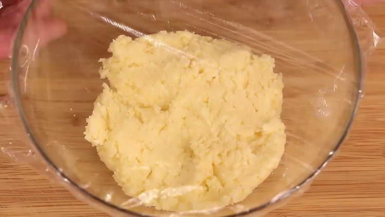 покрийте тестото с филм