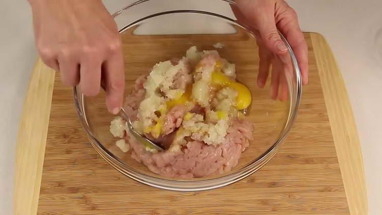 смесете каймата с яйцето