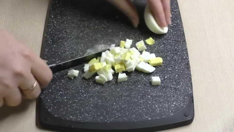 нарежете яйцата