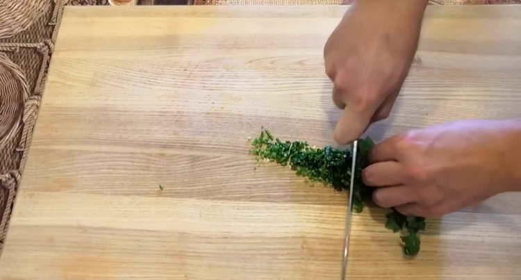 изпратете зеленина към салатата