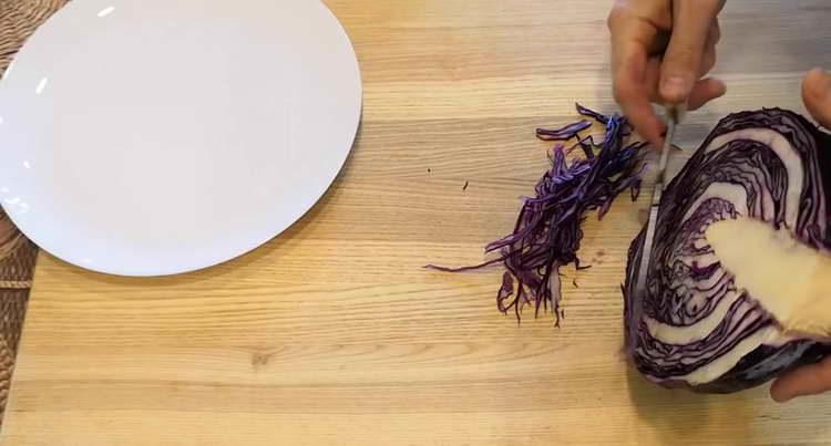 ситно нарязваме зелето