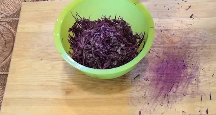 сложете зелето в купа