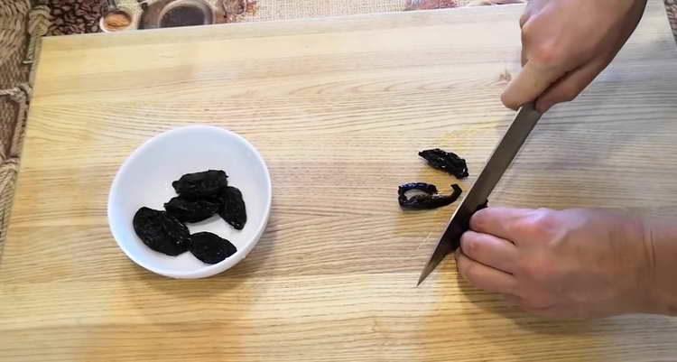 нарязани сини сливи