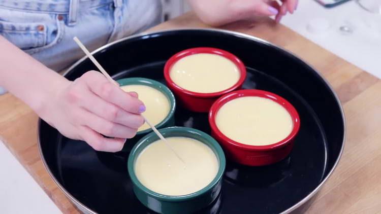 pour cream on the bowl