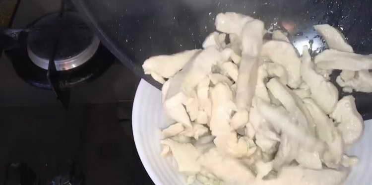 canviem el pollastre en un plat