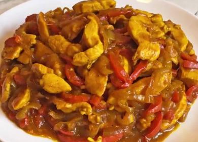 Pollastre tailandès amb verdures en una paella