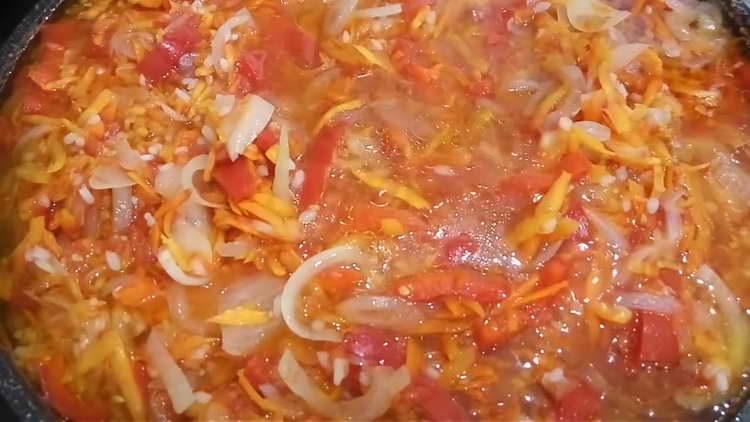 שופכים חומץ למסת הירקות