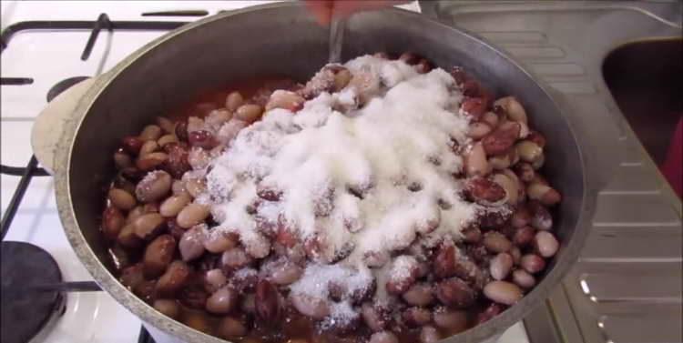 tillsätt socker till kitteln