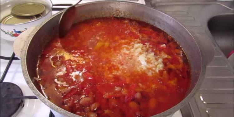 tillsätt vitlök och kryddor till lecho