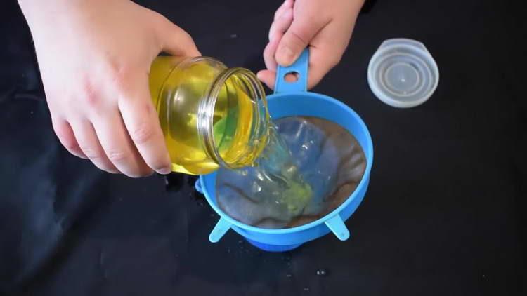 passer les citrons à travers un tamis