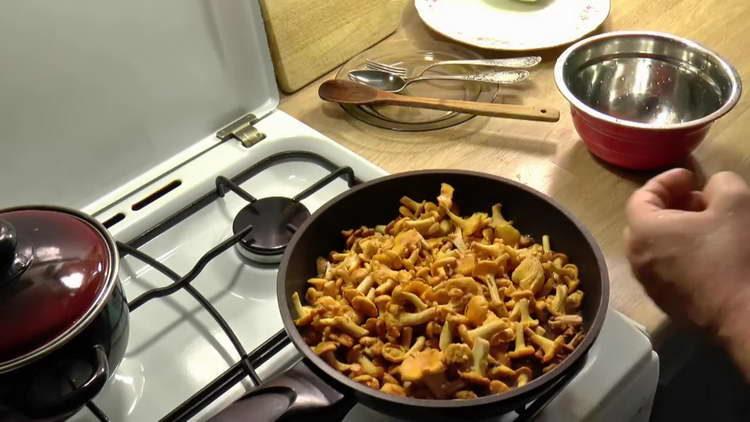 изсипете гъби в тигана