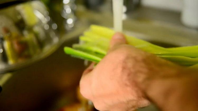 hugasan ang mga leek stalks