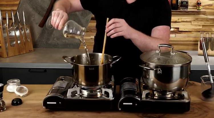 se toarnă vin în ceapă