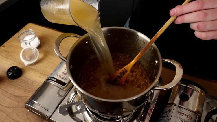 turnați bulionul în ceapă