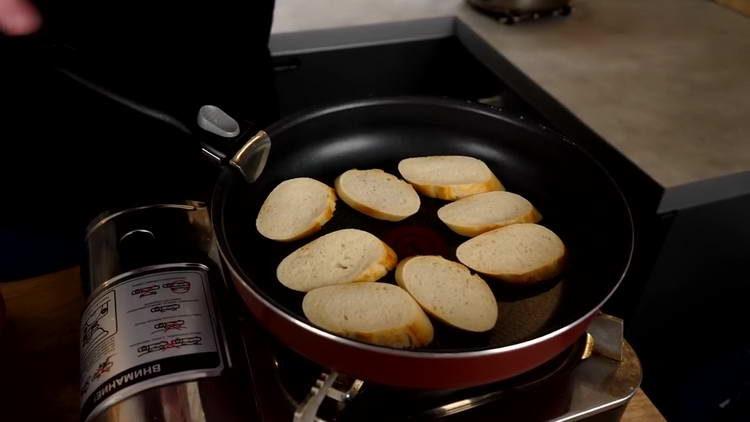 prăjiți bucățile de baghete