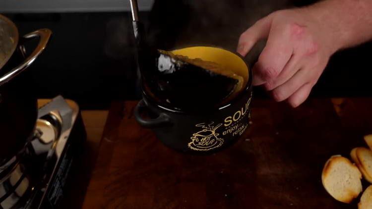 toarnă supă pe farfurii