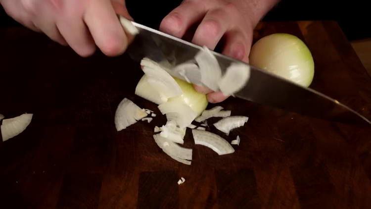 se toacă mărunt ceapa