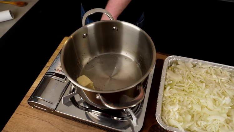 puneți untul într-o tigaie