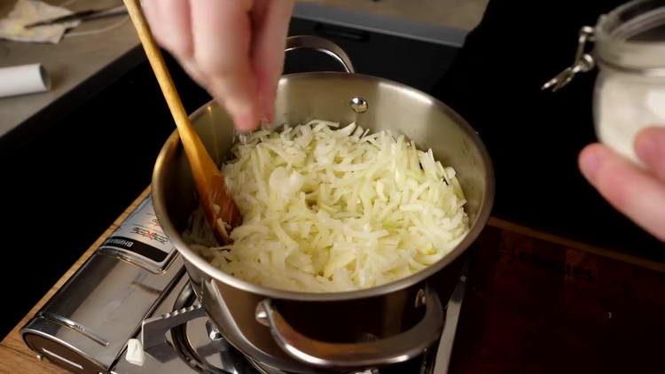 trimite ceapa la tigaie