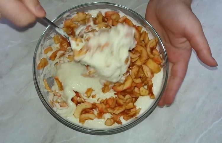 poner manzanas en la masa