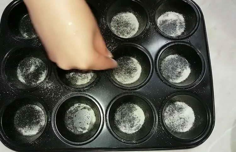 engrase la fuente para hornear con aceite