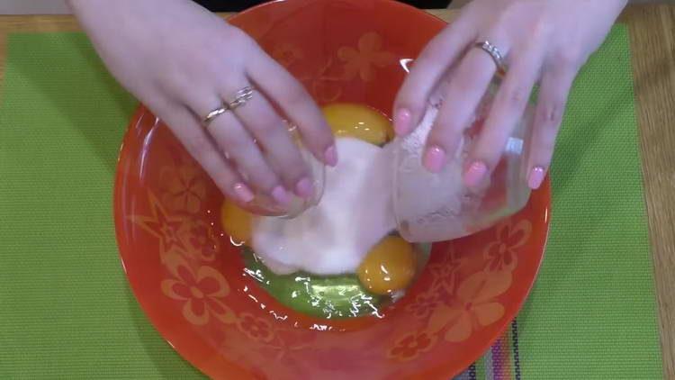 amestecă ouăle și zahărul