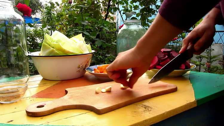 нарязваме чесъна наполовина