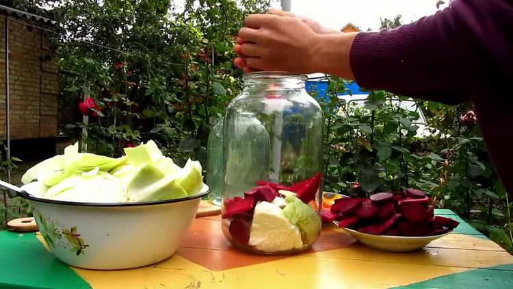 поставете цвеклото върху зелето