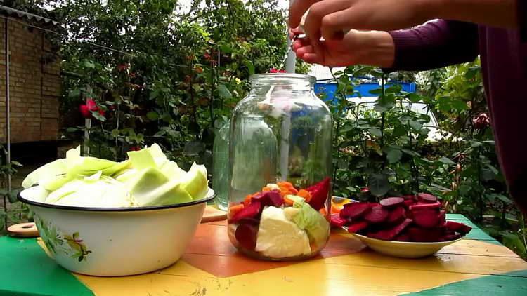 изсипете моркова отгоре