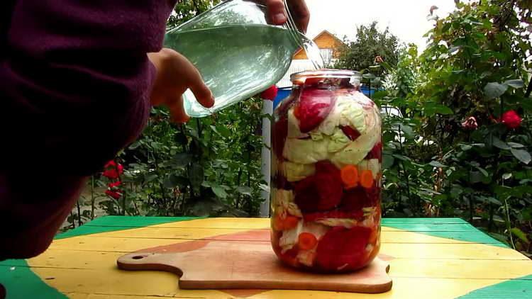 залейте зеленчуците с марината