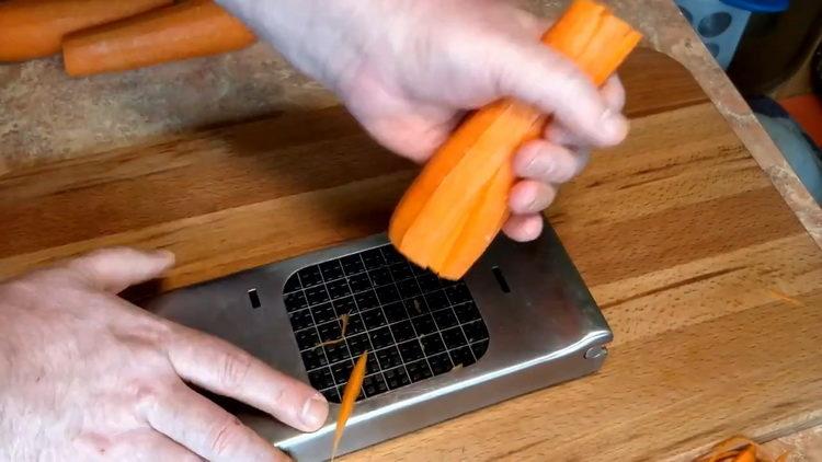 Нарязваме морковите