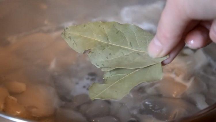 lege ein Lorbeerblatt