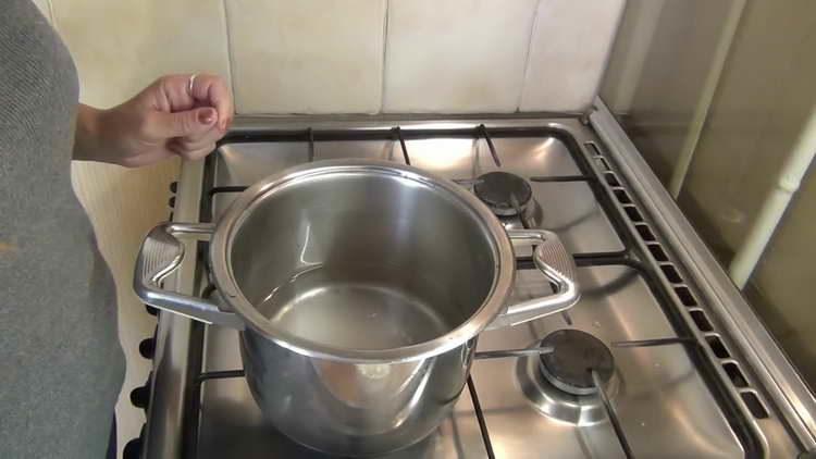 в очакване на сиропа да заври