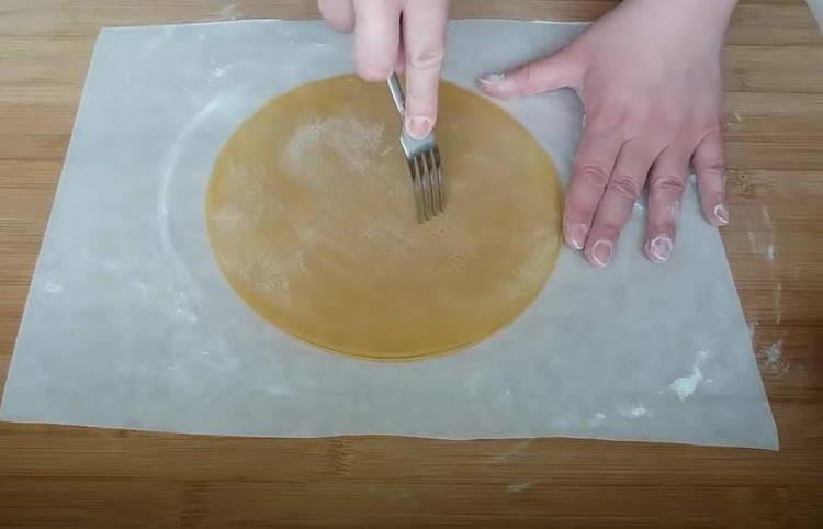 avec une fourchette nous faisons des piqûres dans les gâteaux