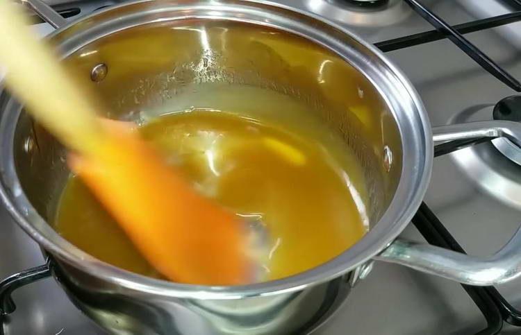 mettre la crème sure avec du miel sur le feu