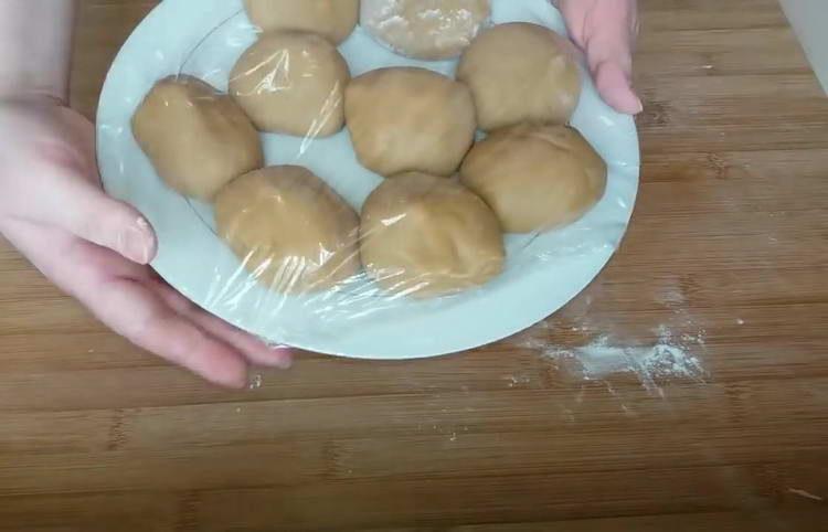 nous formons des boules à partir de la pâte