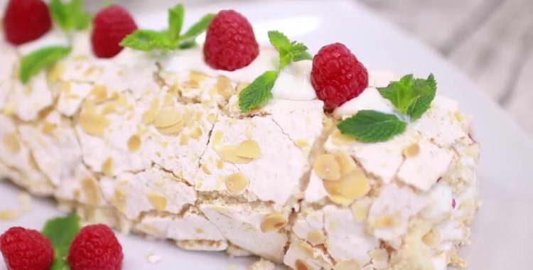 Rouleau de meringue икар chic aux framboises, noix et noix de coco
