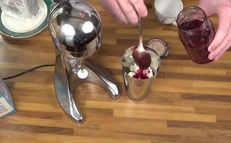 přidejte jam do zmrzliny