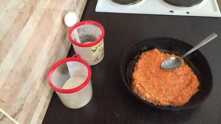 изсипете тестото във формата