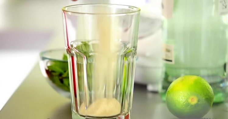 hæld sukker i et glas