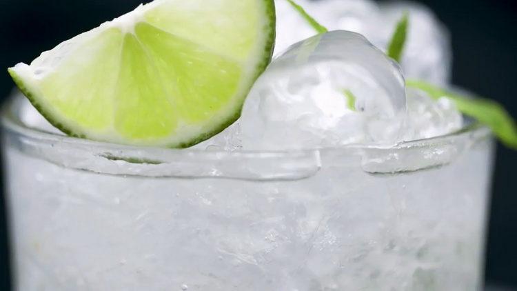 Alkoholisk Mojito i baren