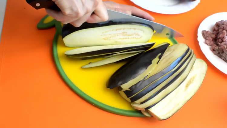 нарязваме патладжана с чинии